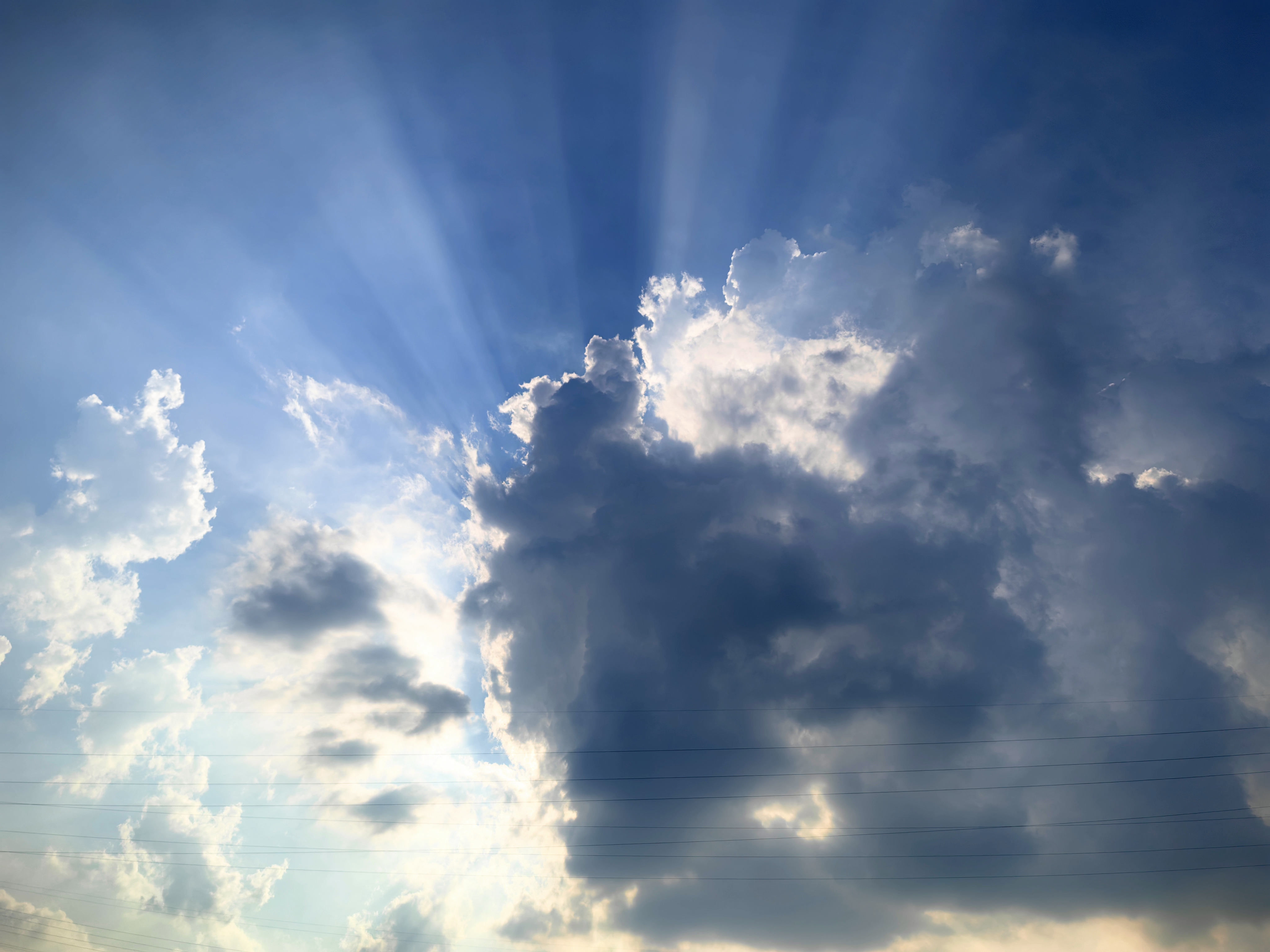 穿过厚云的阳光与盛夏天空